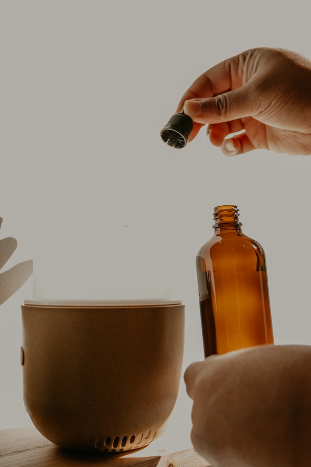 kadarius-seegars-4XA5kdch2pk-unsplash Aromatherapy bottle